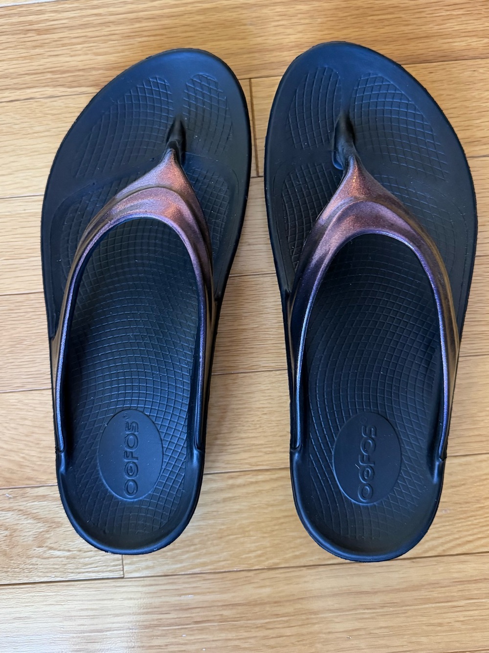 OOFOS Women's Black Sandals with Iridescent Straps